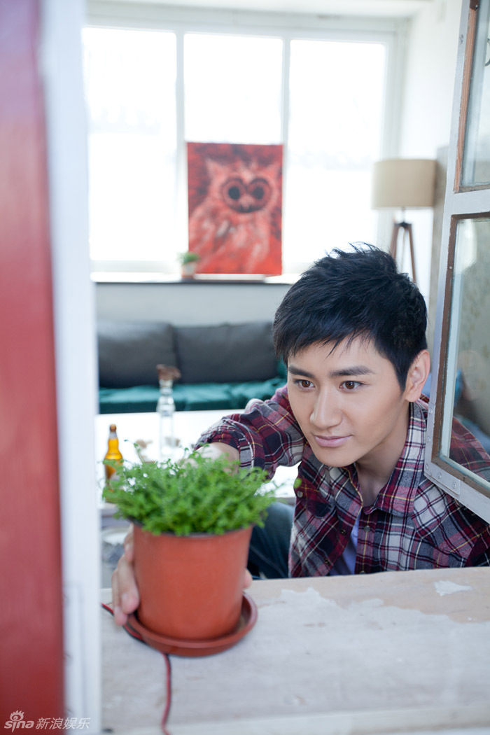 组图:李彦希学院派写真 体现随性简约生活气息_高清图集_新浪网