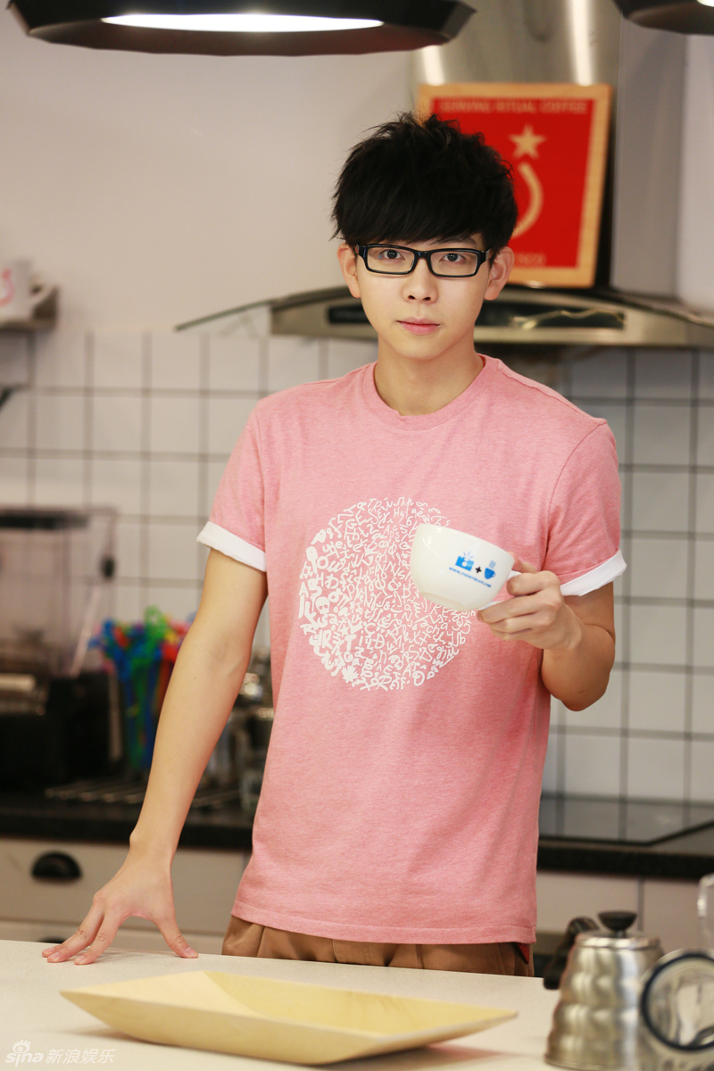 胡夏粉t打乒乓做咖啡帅气阳光