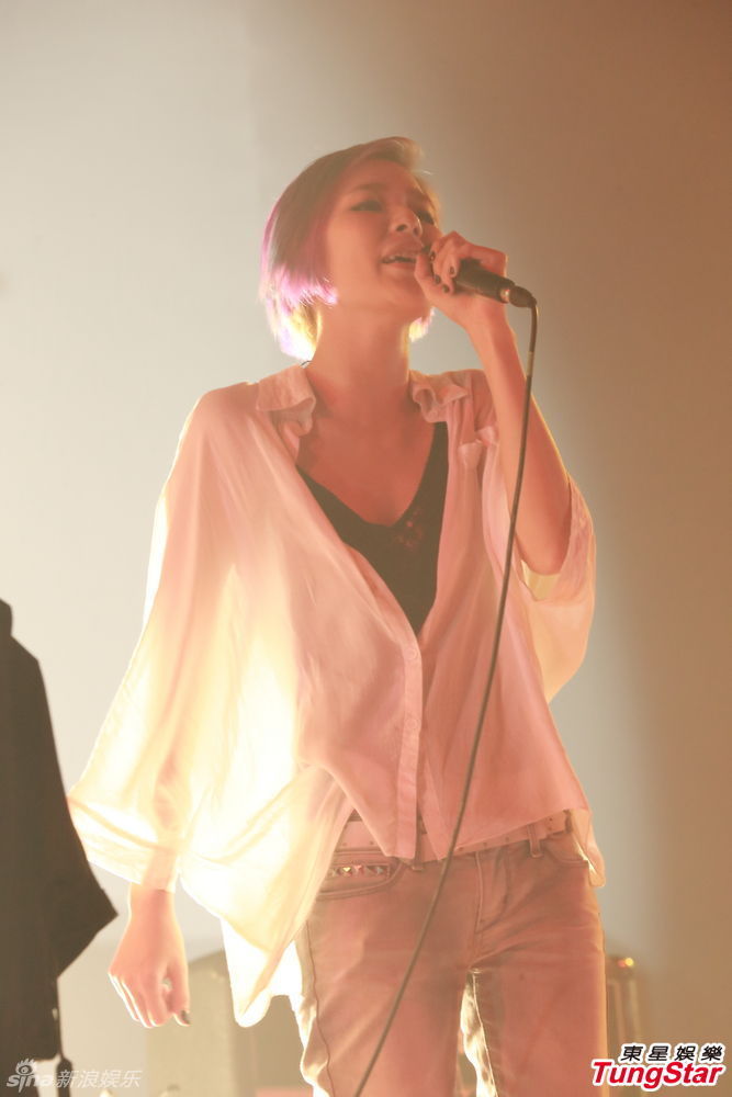 张悬头顶炫彩短发开音乐会