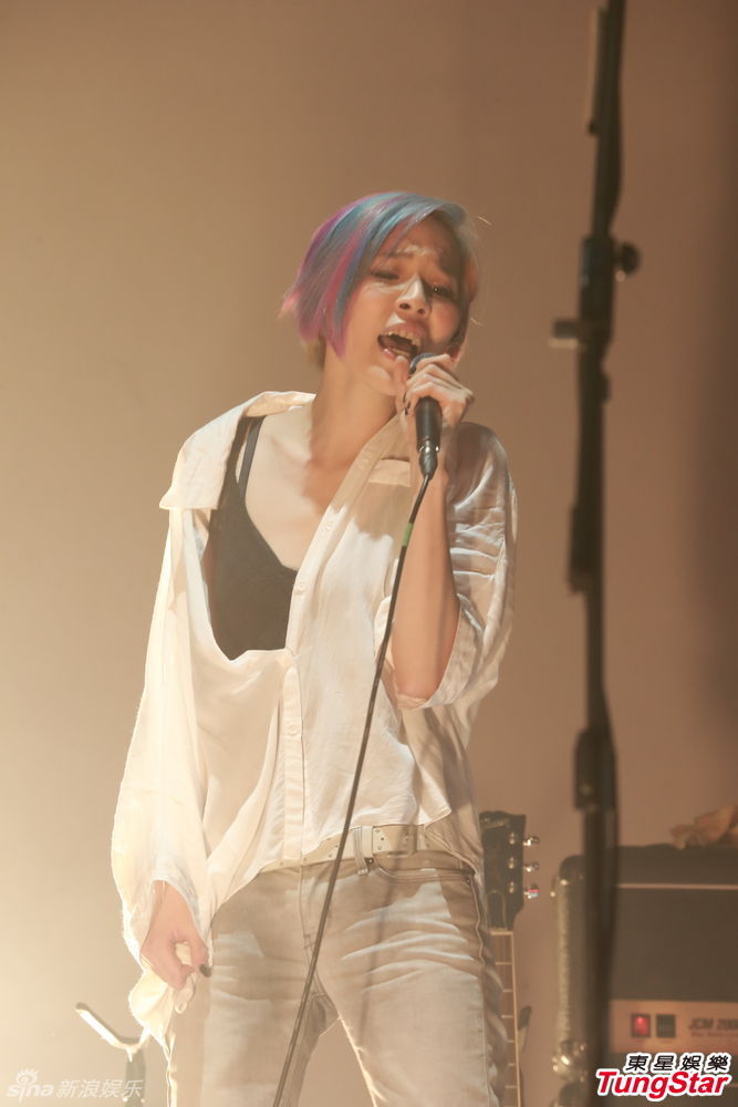 组图:歌手张悬香港开音乐会 炫彩短发超high_高清图集_新浪网