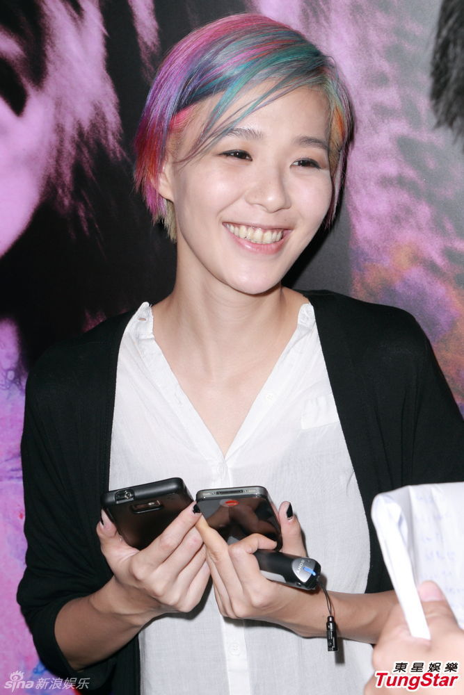 组图:歌手张悬香港开音乐会 炫彩短发超high_高清图集_新浪网