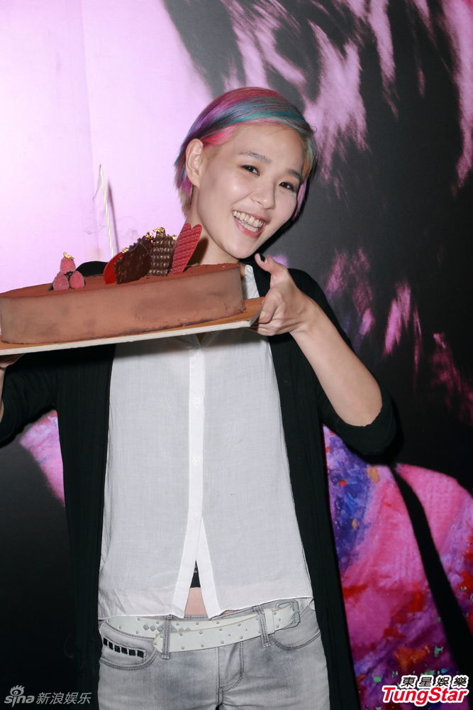 组图:歌手张悬香港开音乐会 炫彩短发超high_高清图集_新浪网