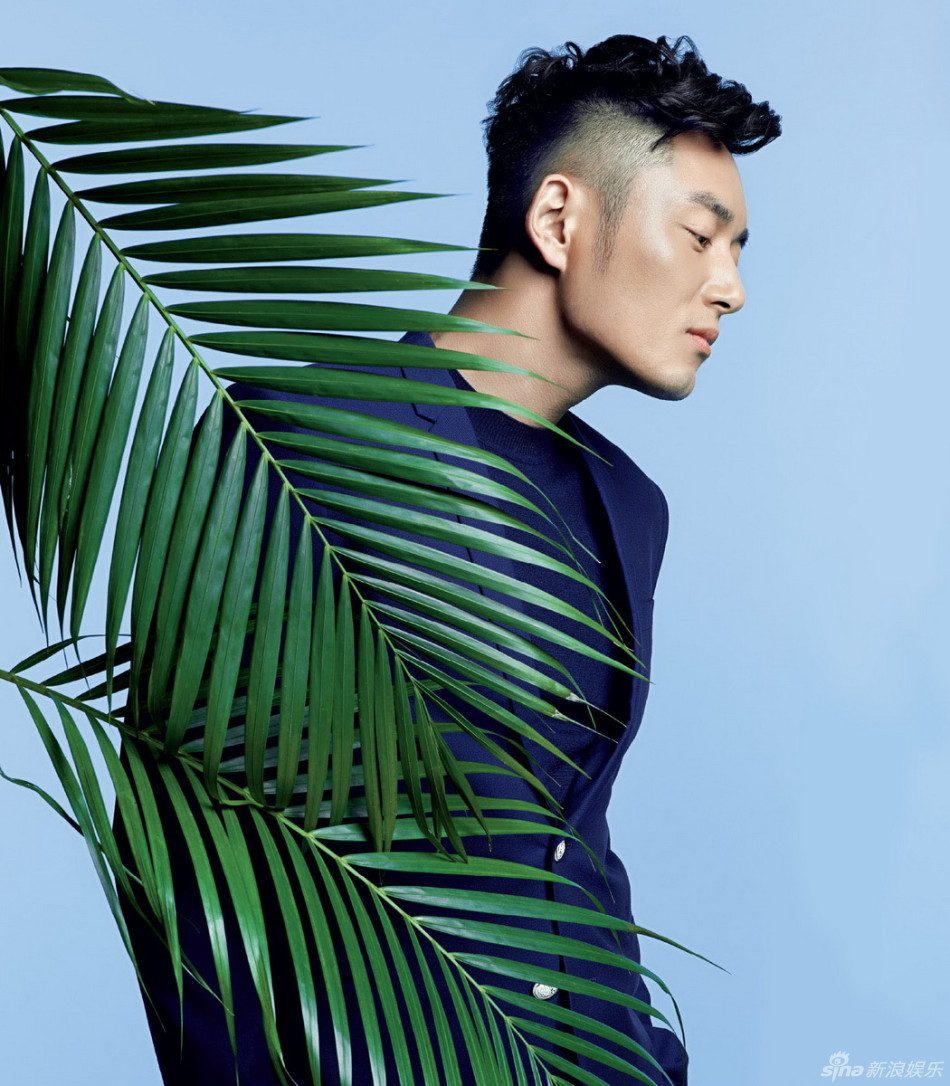 李东学写真突破形象 卷发造型变个性型男