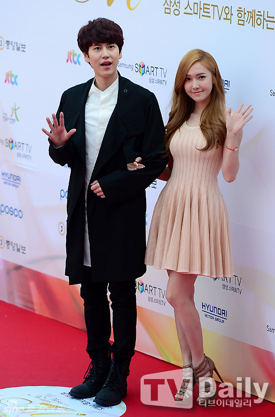 组图:少时jessica挽sj圭贤亮相音乐剧颁奖红毯_高清图集_新浪网