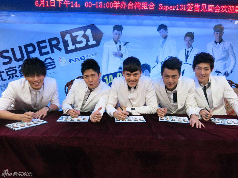 组图:super131湿身半裸写真 签唱会好友送桨_高清图集_新浪网