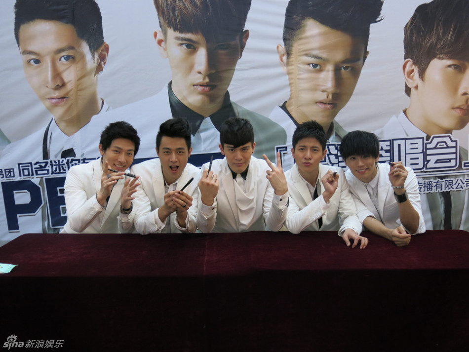 组图:super131湿身半裸写真 签唱会好友送桨_高清图集_新浪网