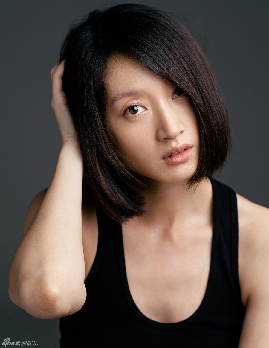 沈佳妮拍清新裸妆大片