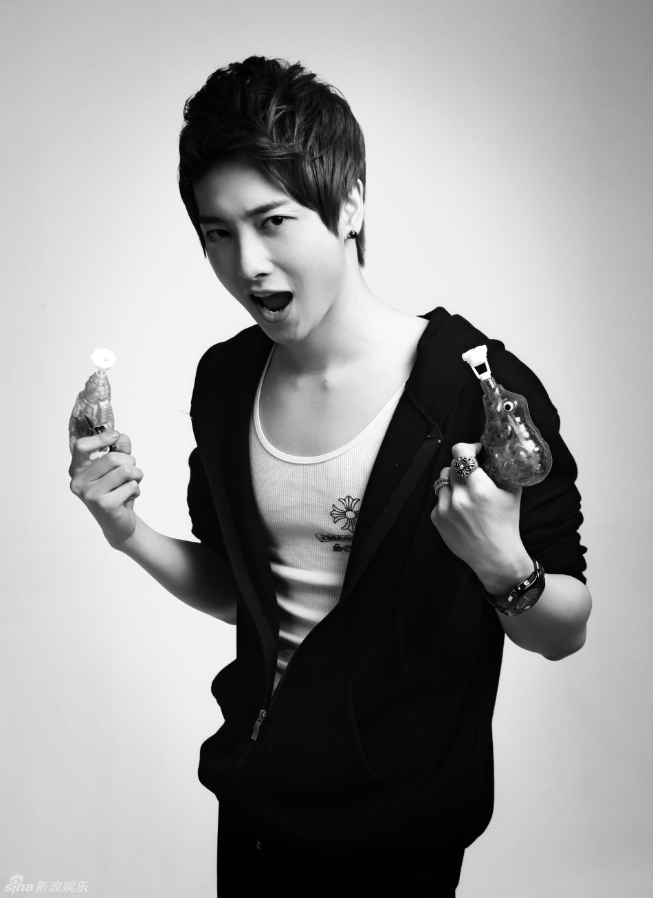 男团m4m拍摄时尚写真显纯真