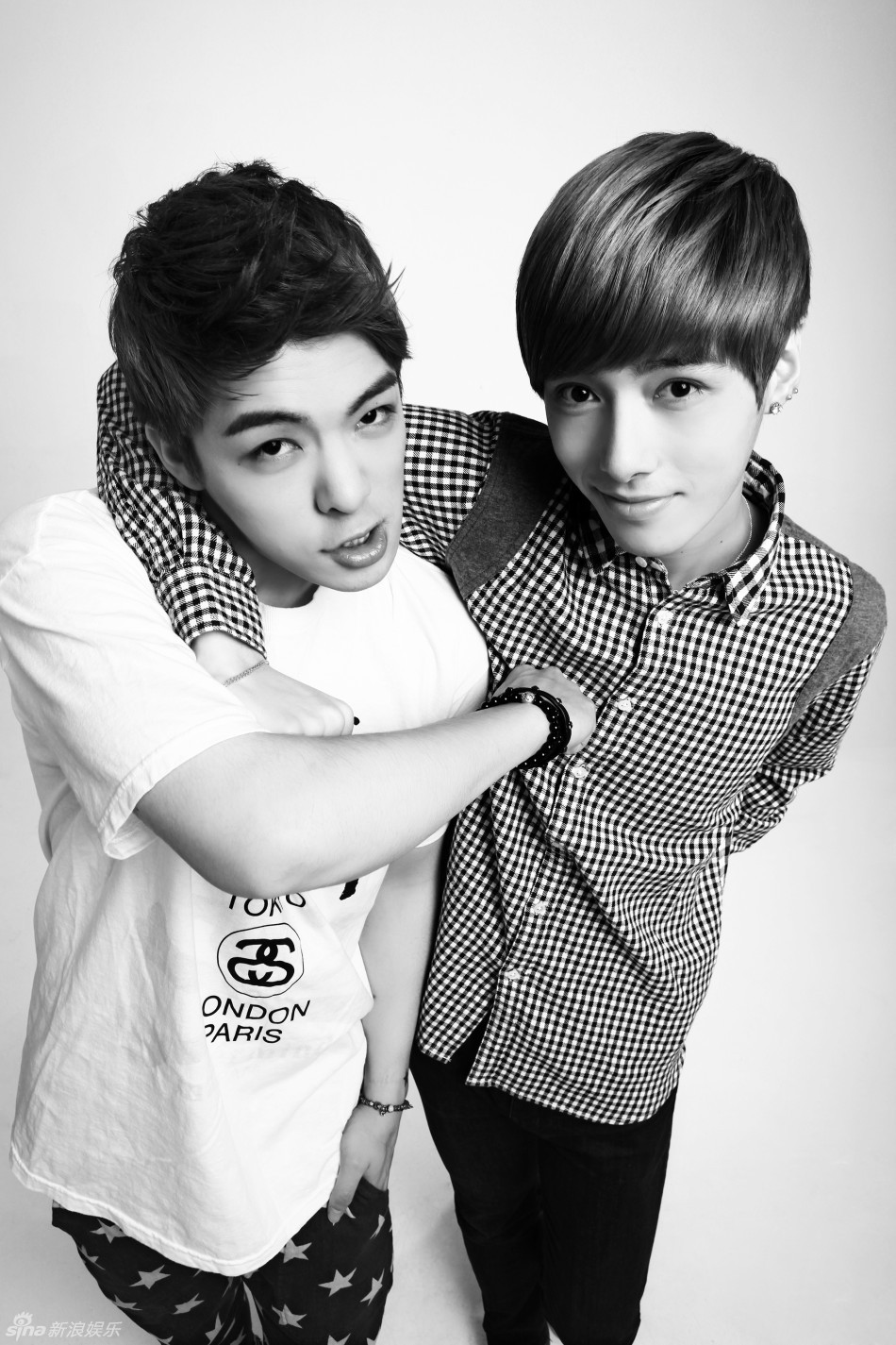 男团m4m拍摄时尚写真显纯真