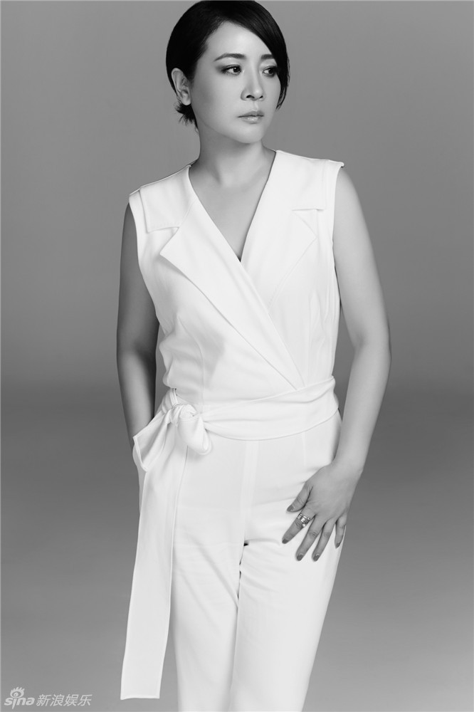 陈小艺时尚纯色写真 白衣长裤展知性美