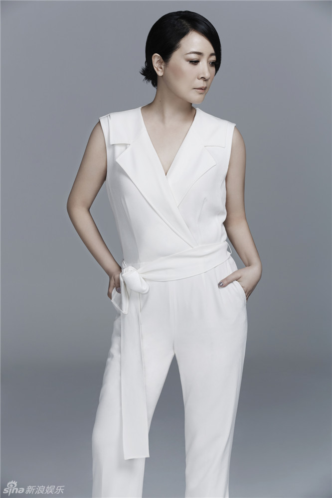 陈小艺时尚纯色写真 白衣长裤展知性美