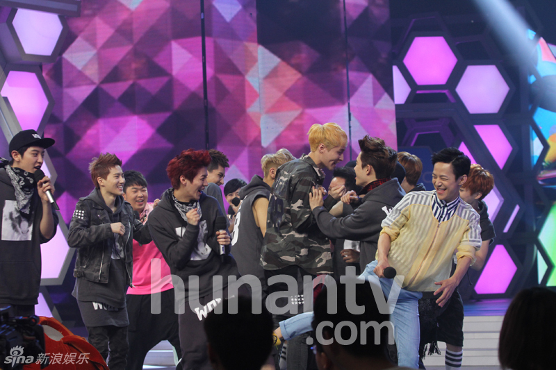 高清组图:exo《快本》再合体 狼少年卖萌欢乐_高清图集_新浪网