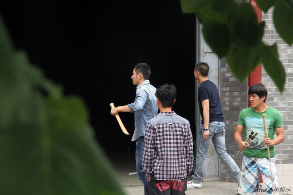 组图:李东学为电影新作练武 赤膊上阵秀肌肉_高清图集_新浪网