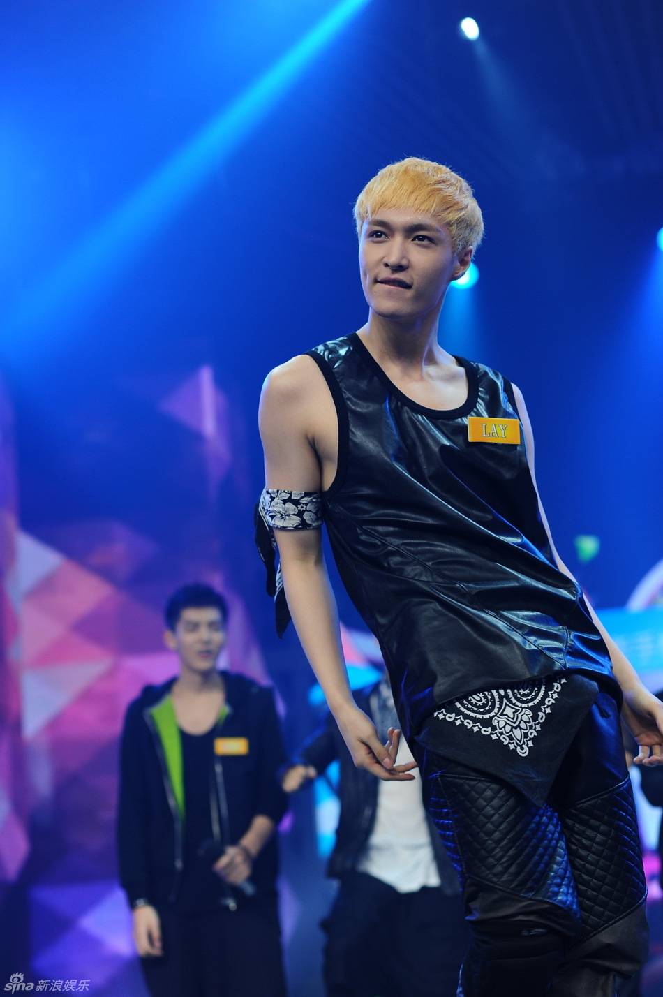 06.05】【综艺】exo录快乐大本营 黄牛疯炒票 粉丝斥万元追星(多图)