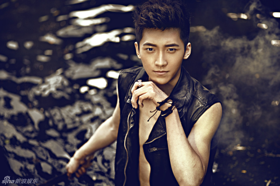 组图:路宏水中湿身型男大片 皮衣出镜秀身材_高清图集_新浪网