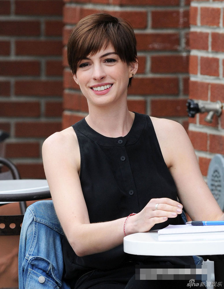 新浪娱乐讯 当地时间6月6日,安妮-海瑟薇(anne hathaway)与丈夫舒尔曼