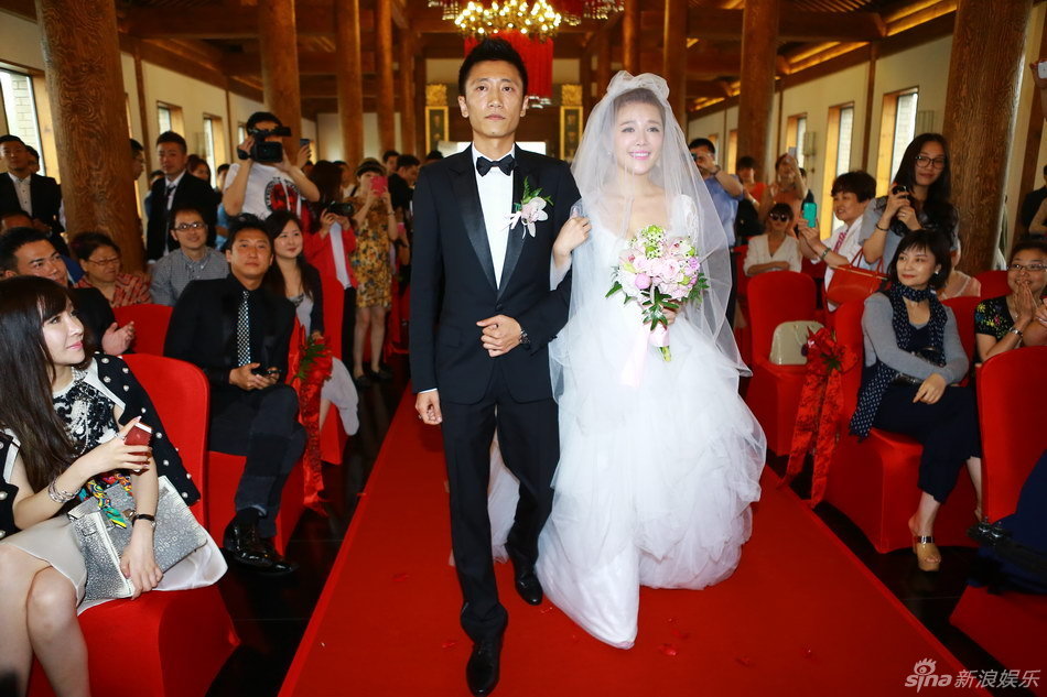 唐笑与富商男友大婚 新人玩热辣游戏(图)