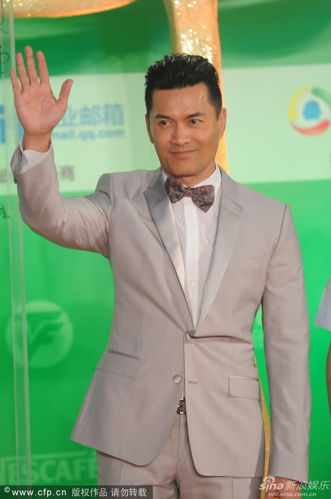 上视节红毯 吕良伟浅灰色西装风采依旧