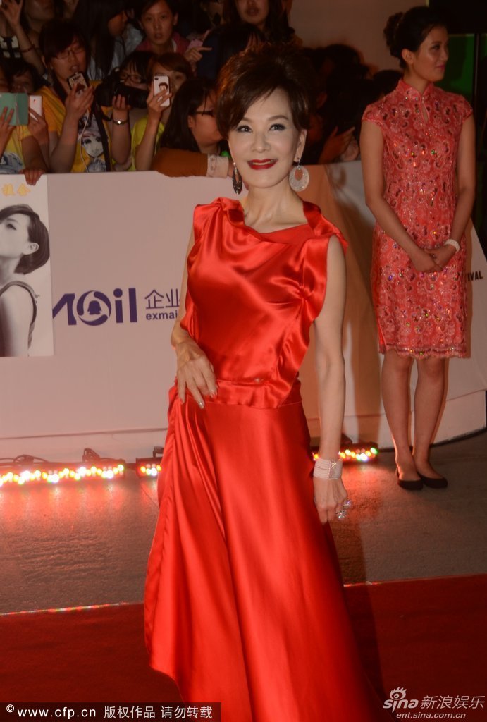 台湾演员夏台凤一袭拖地红裙亮相红毯