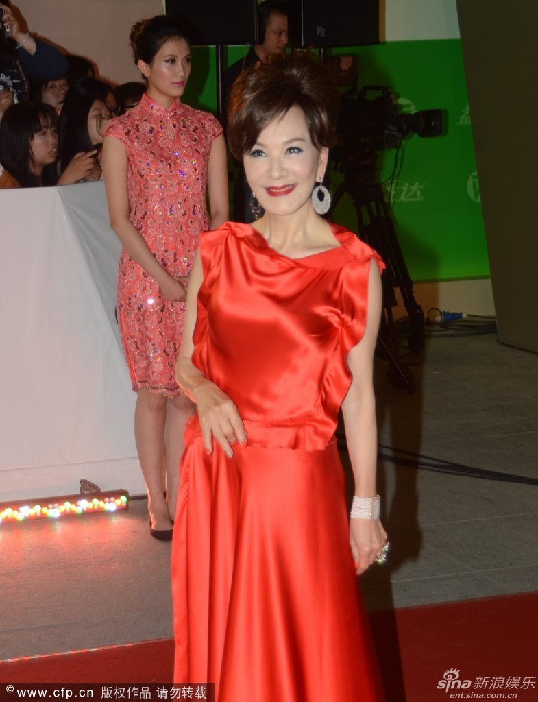 台湾演员夏台凤一袭拖地红裙亮相红毯