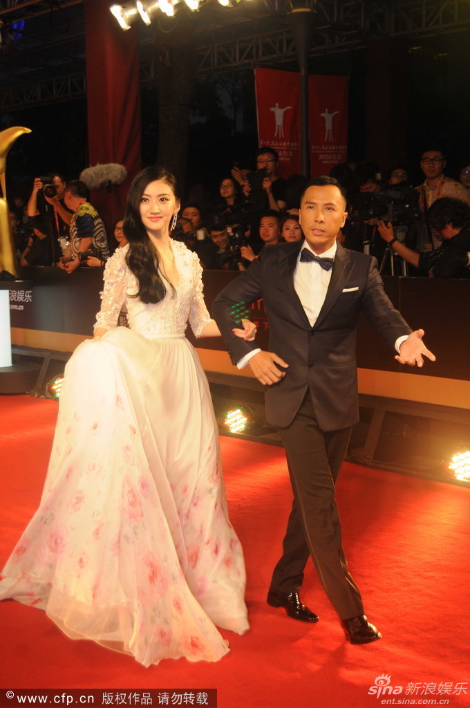 组图:《特殊身份》剧组甄子丹景甜挽手亮相_高清图集_新浪网