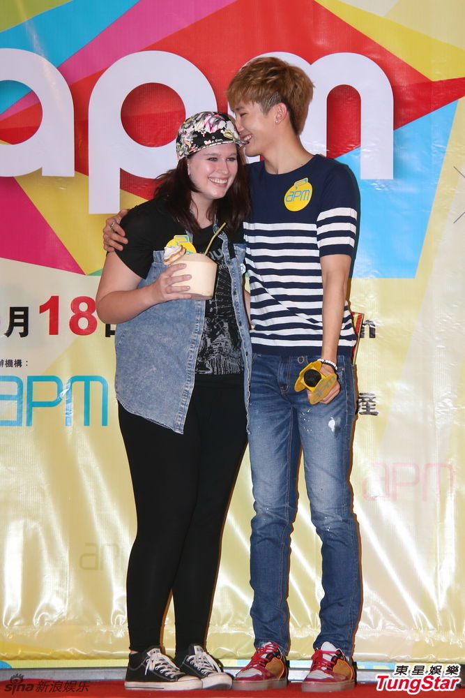 【2013.06.18】【明星】sj-m周觅香港售新书火爆 获missa姐妹支持