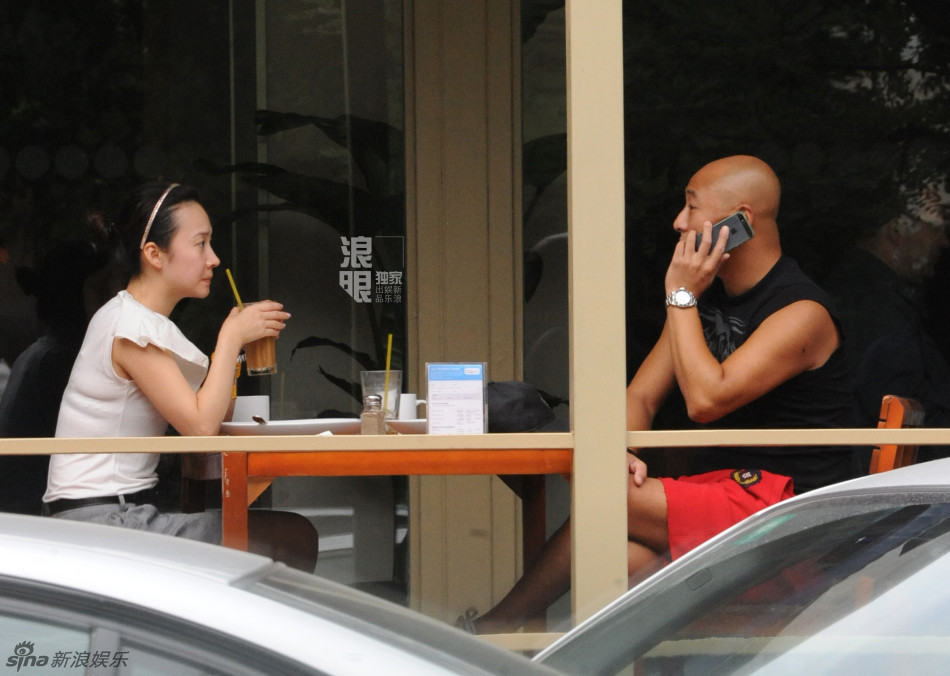 周晓欧吃饭电话不停开新车送女友回家