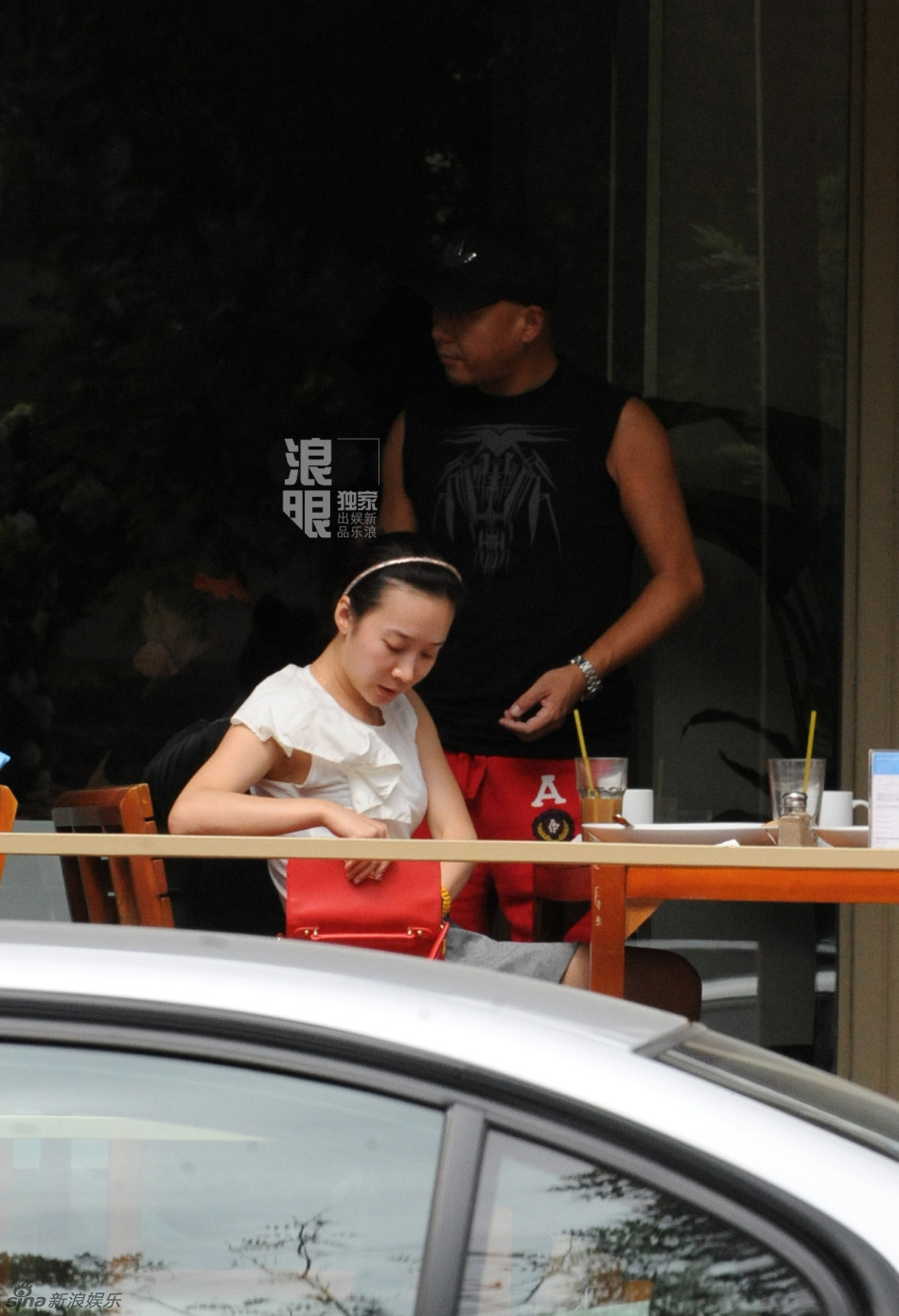 周晓欧吃饭电话不停开新车送女友回家