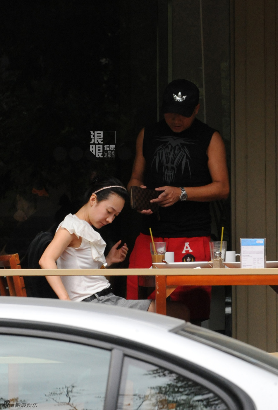 周晓欧吃饭电话不停开新车送女友回家