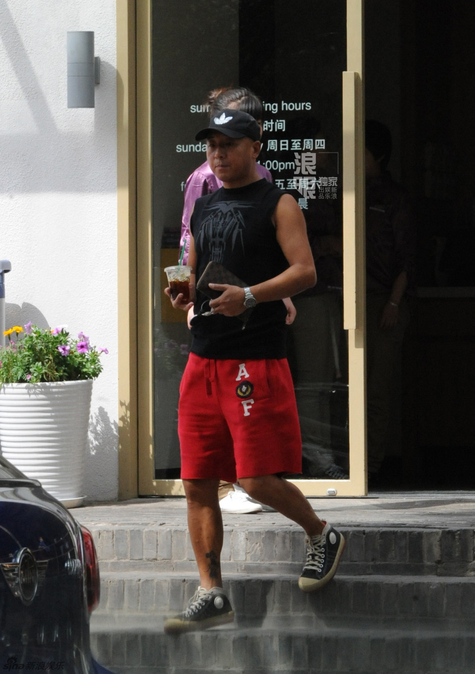 周晓欧吃饭电话不停 开新车送女友回家