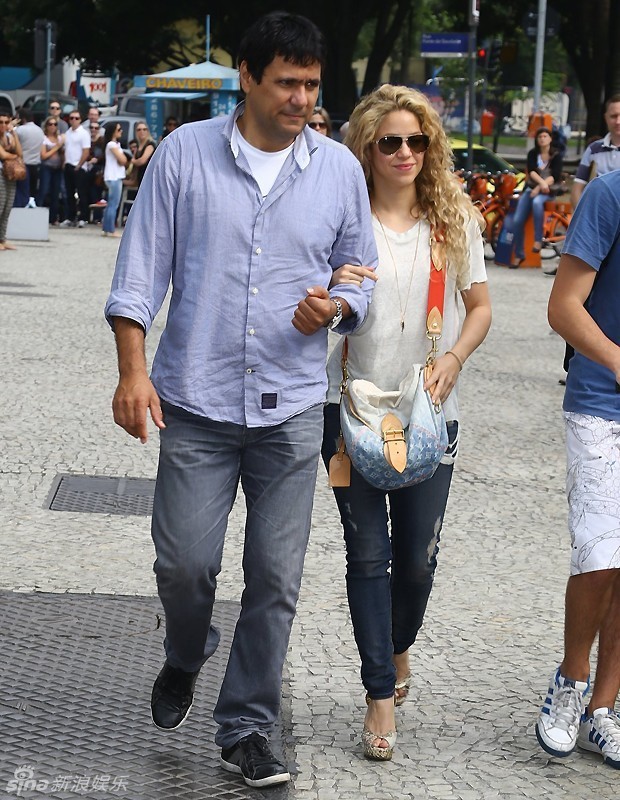 夏奇拉巴西探皮克爱相随 抱爱子母性洋溢