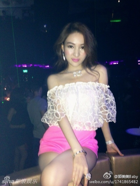 郭美美办奢华派对晒性感比基尼照