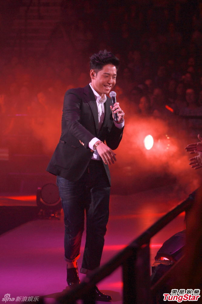 新浪娱乐讯 黎明,陈慧琳,卫兰,许志安,郑秀文等助阵雷颂德演唱会第二