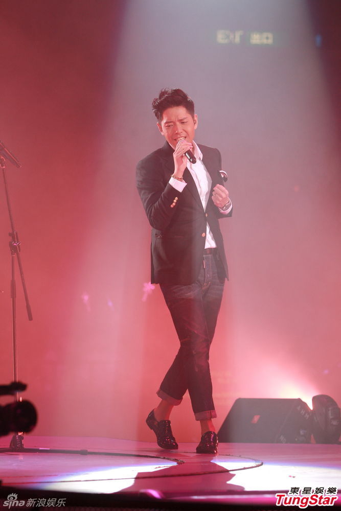 新浪娱乐讯 黎明,陈慧琳,卫兰,许志安,郑秀文等助阵雷颂德演唱会第二