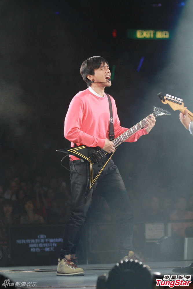 新浪娱乐讯 黎明,陈慧琳,卫兰,许志安,郑秀文等助阵雷颂德演唱会第二