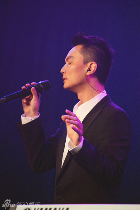 组图:李泉亮相上海 黑色西装尽显优雅风采_高清图集_新浪网