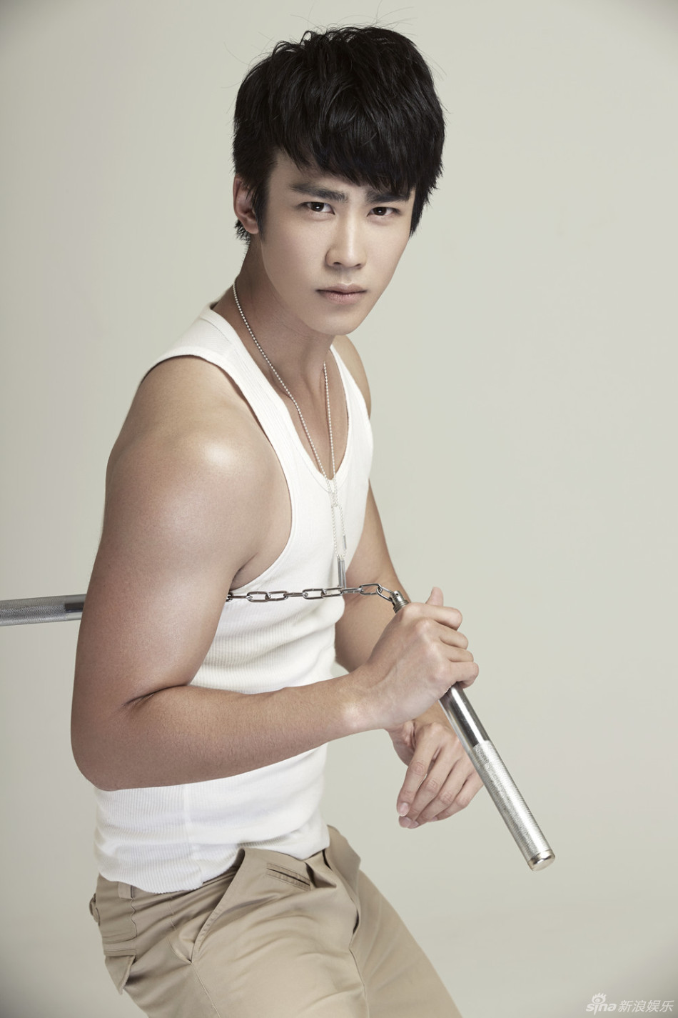 新浪娱乐讯 近日,青年演员冉旭曝光了一组清新自然风格的写真,一席