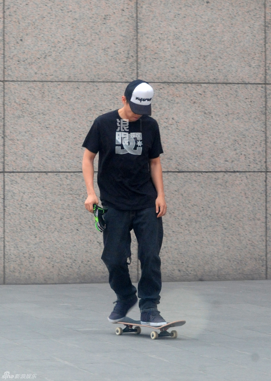 夏雨驾车外出玩滑板 腾空翻板尽显专业范