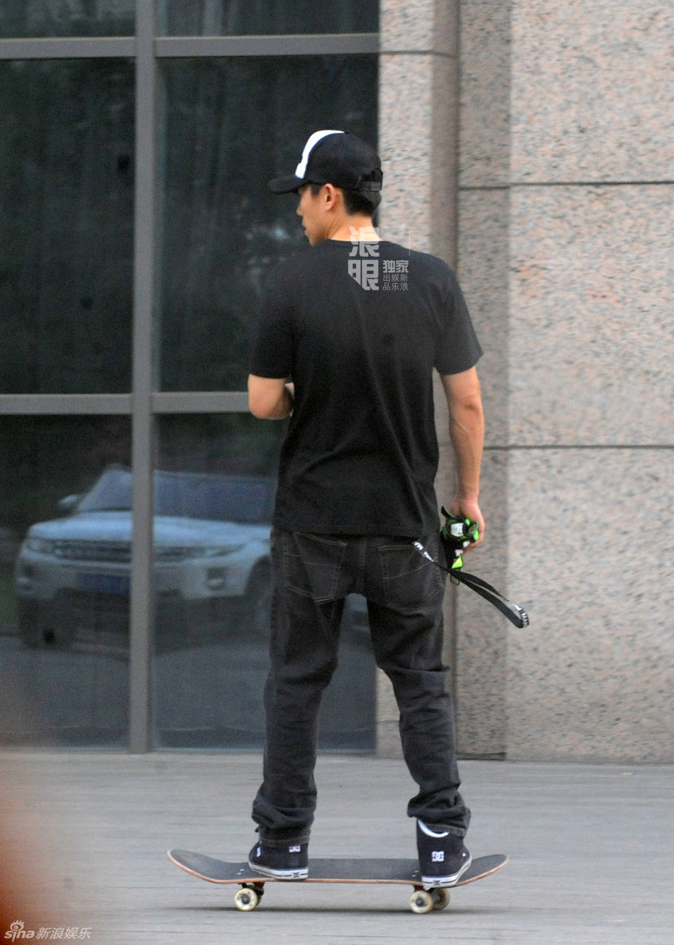 夏雨驾车外出玩滑板