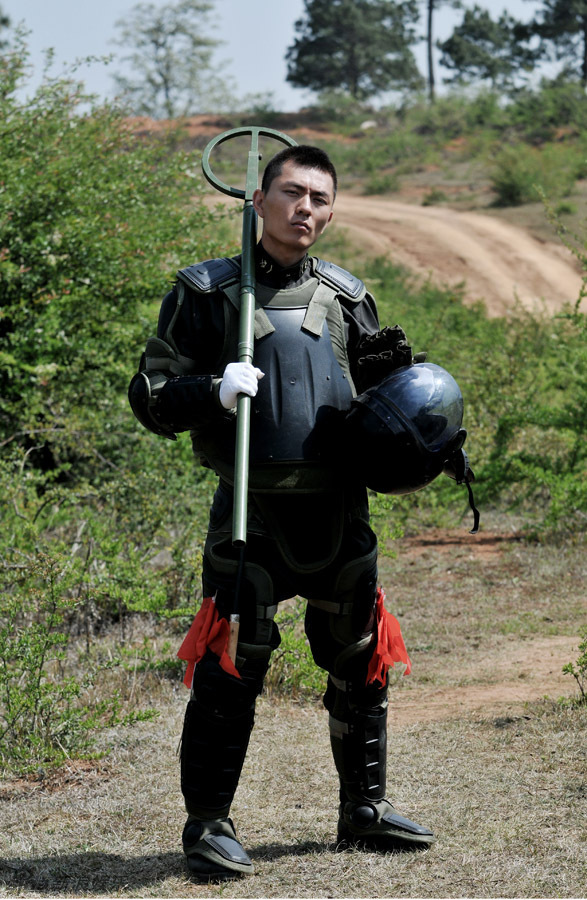 张宁江身着排雷服