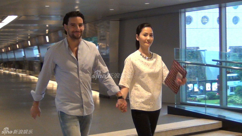 组图:名模周汶锜与外籍老公甜蜜拖手逛街_高清图集_新浪网