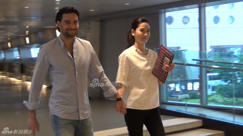 组图:名模周汶锜与外籍老公甜蜜拖手逛街_高清图集_新浪网