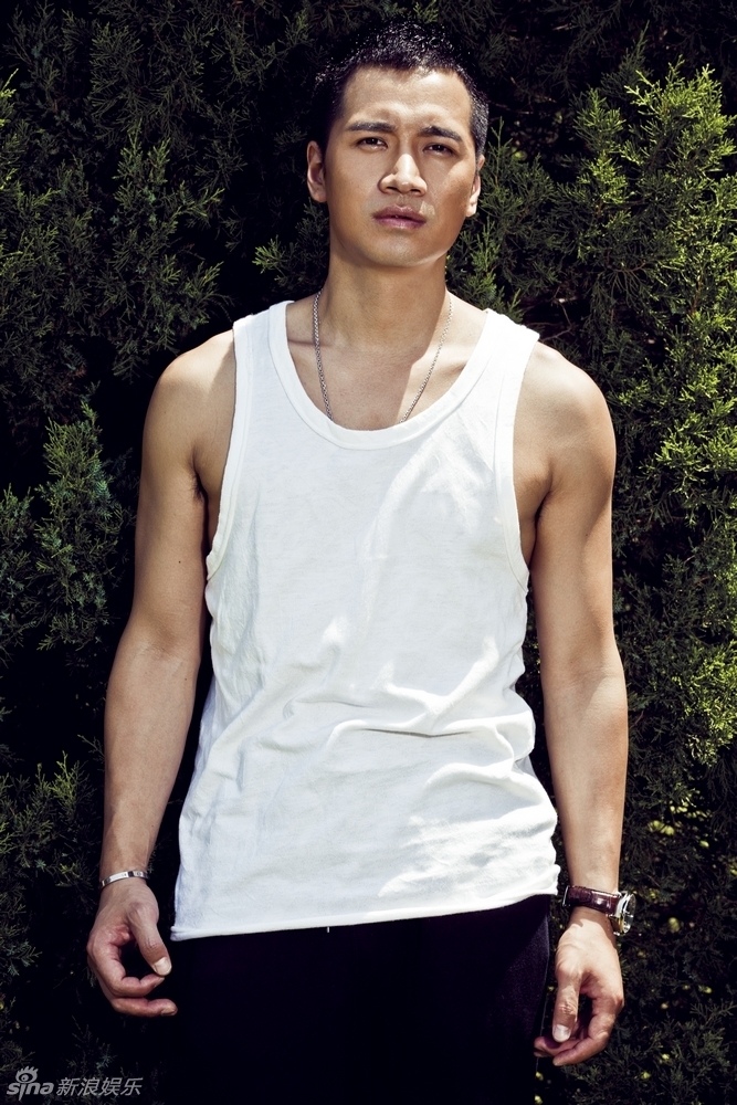 新浪娱乐讯 日前,荧屏人气高涨的男星何晟铭曝光一组白衣写真,写真中