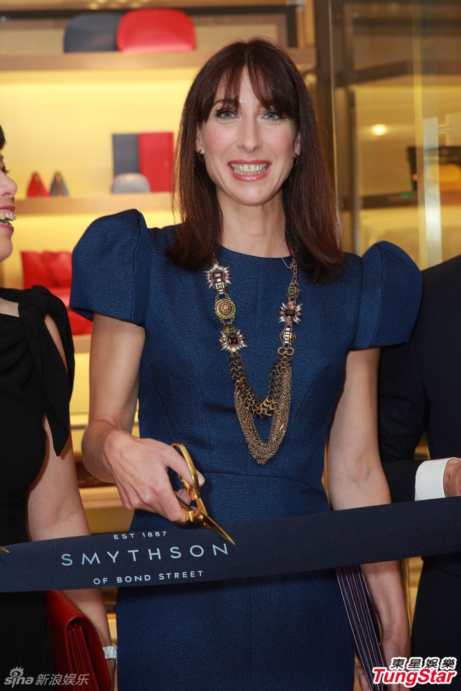 英国首相夫人香港剪裁时尚动人