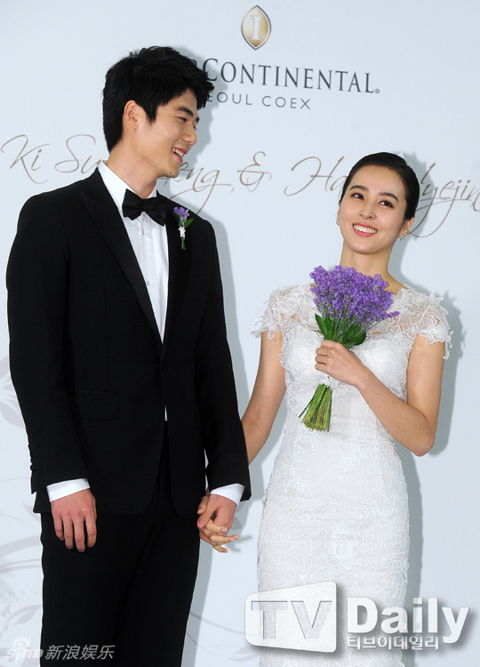 韩惠珍寄诚庸婚前发布会秀恩爱