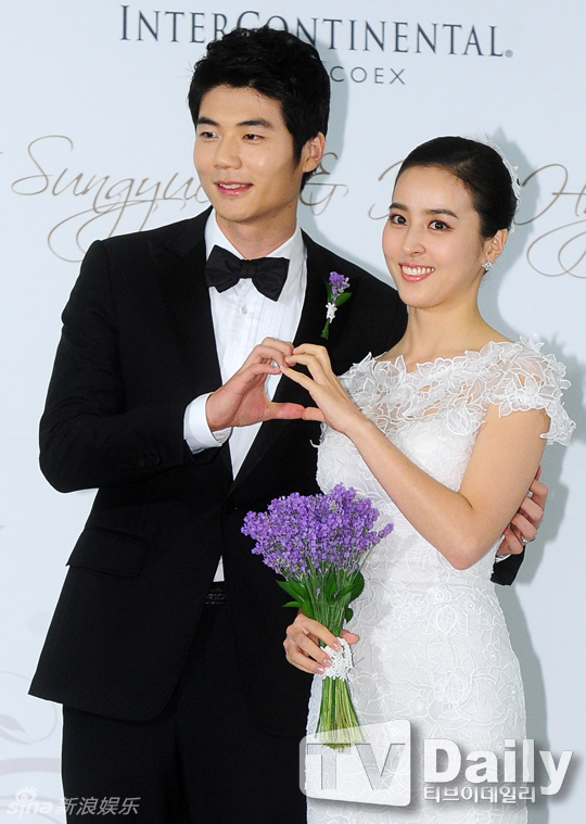 韩惠珍寄诚庸婚前发布会秀恩爱