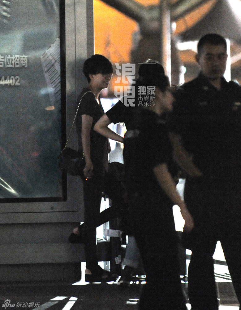 董洁经纪人任佳莺携友回京烟不离手心情不错