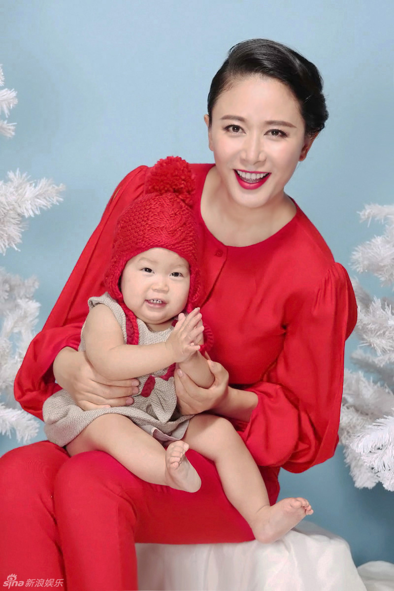 新浪娱乐讯 日前,内地实力女星张恒首度曝光亲子写真.