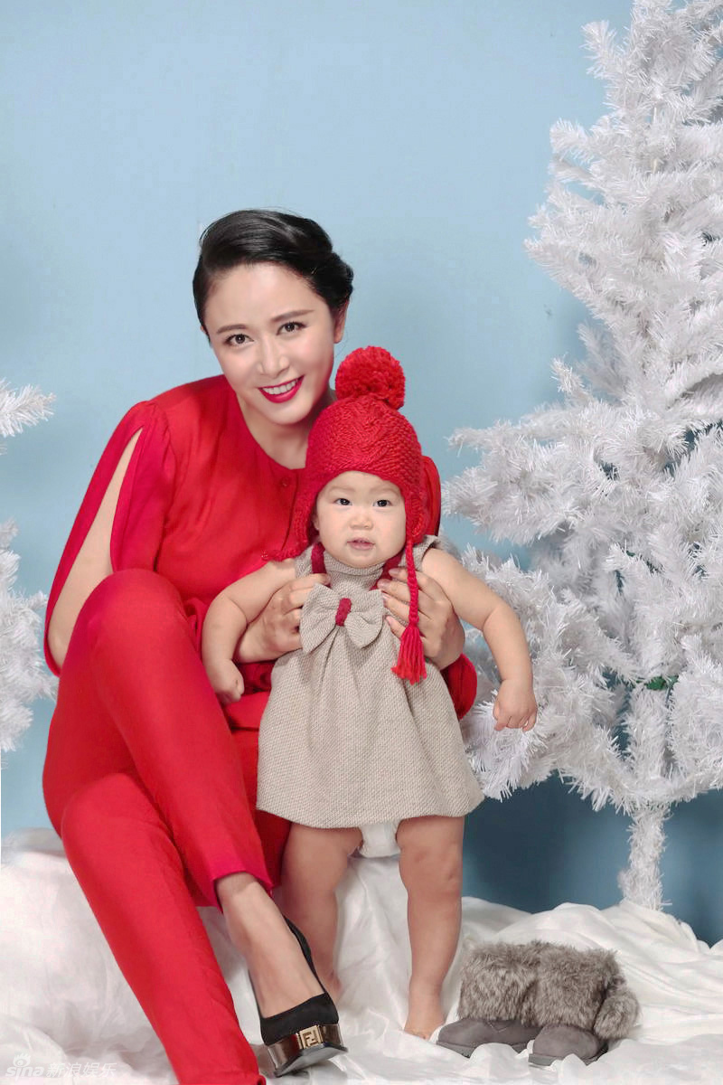 组图:张恒首曝亲子写真 时尚辣妈母爱初体验