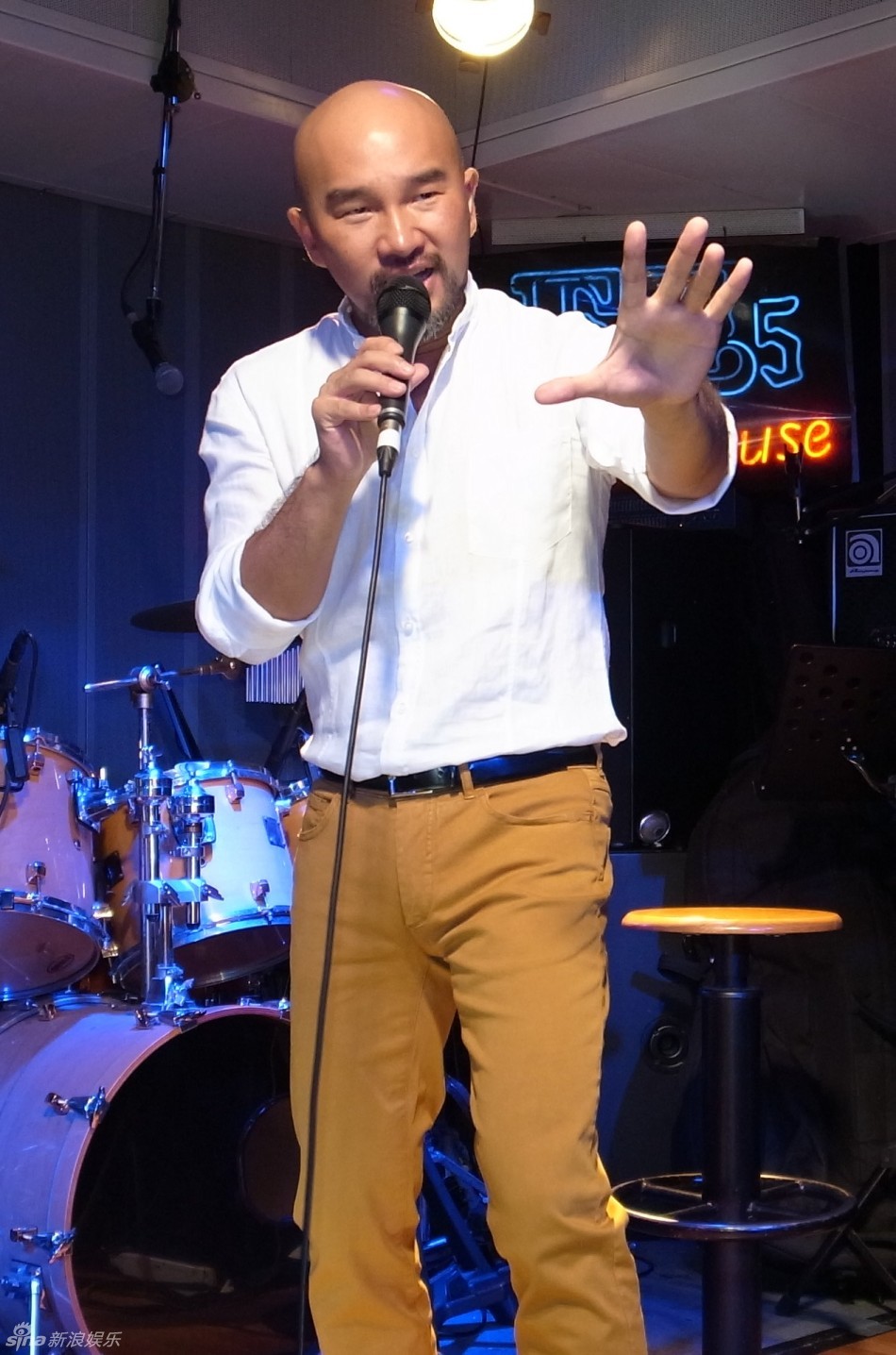 辛龙台北见面会唱情歌 歌迷回赠喜糖